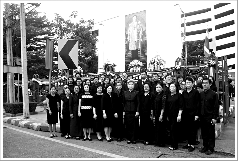 ﻿กรมบังคับคดีจัดพิธีทำบุญตักบาตรข้าวสาร อาหารแห้ง เพื่อถวายพระราชกุศล ครบรอบ 1 ปี วันสวรรคต พระบาทสมเด็จพระปรมินทรมหาภูมิพลอดุลยเดช บรมนาถบพิตร